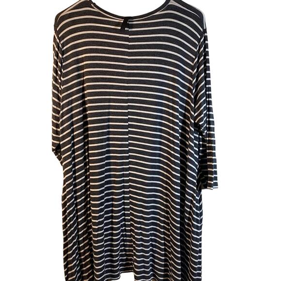 Lovely Souls Gray Long top flared on bottom Size 3X - Picture 6 of 8